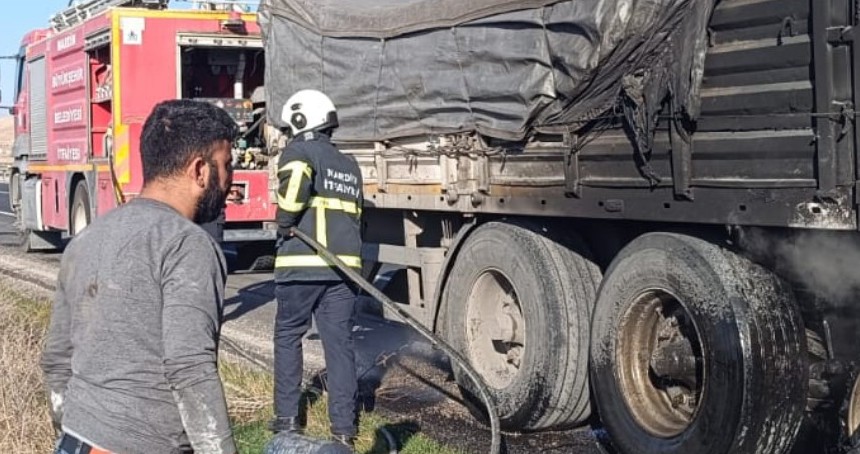 Tırın patlayan lastiği yangına neden oldu 