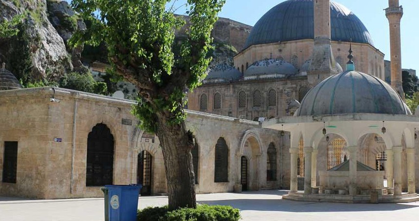 "Manevi makamlara gelirken edep ve usule biraz daha riayet edilmeli"