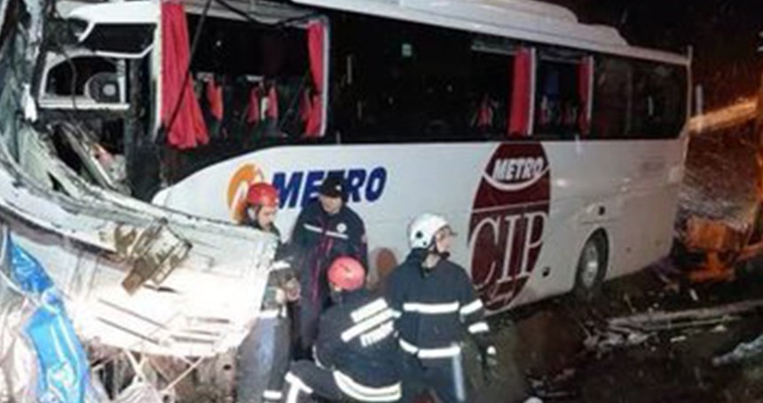 Samsun'da otobüs park halindeki kamyona çarptı: 1 ölü, 16 yaralı