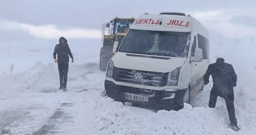 Van’da kar ve tipi nedeniyle araçlar mahsur kaldı