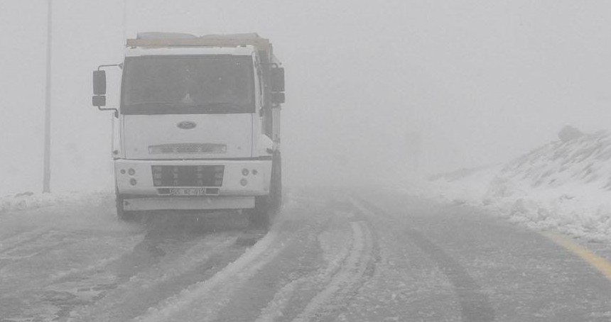 Ardahan'da kar yağışı ulaşımı olumsuz etkiliyor