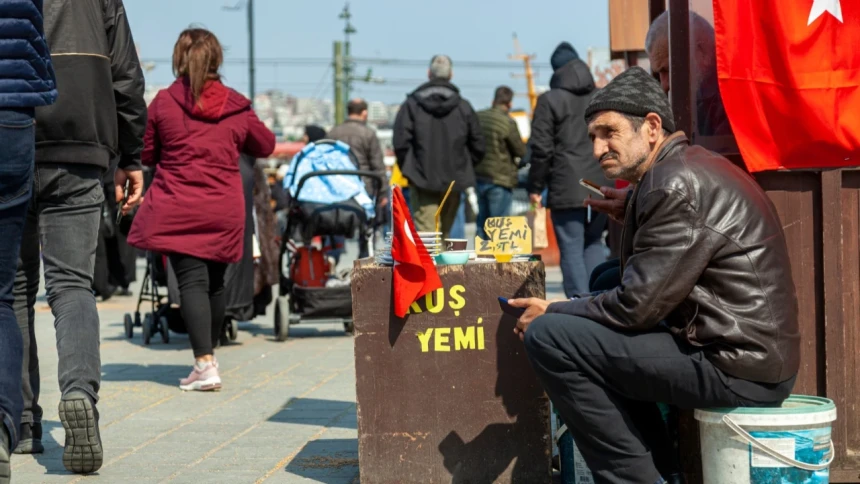 Yaşam memnuniyeti geriliyor: 3 kişiden biri geleceğinden umutsuz