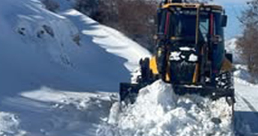 Adıyaman'da kardan kapanan yolları açma çalışması devam ediyor