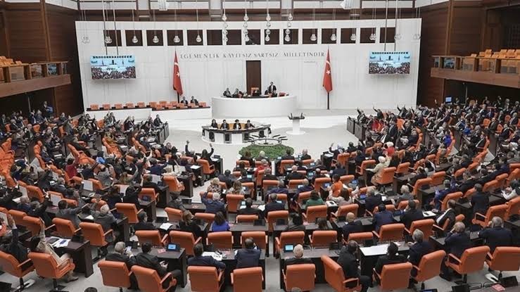 Sanayi ve ticarete ilişkin düzenlemeleri içeren yasa teklifi kabul edildi