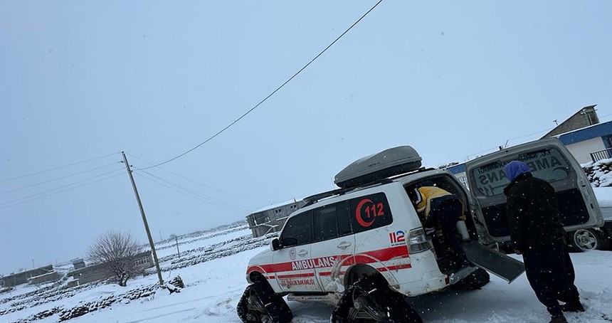 Karla kapanan yolda hastaya paletli ambulans ulaştı