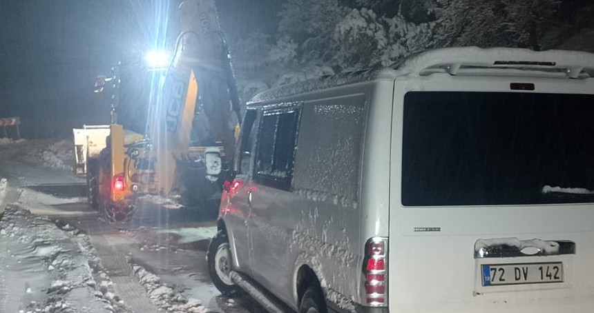 Siirt’te kar nedeniyle kapanan yol hasta için açıldı