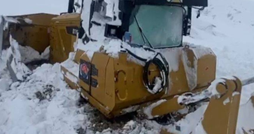 Şırnak'ta çığ düştü, dozer kar altında kaldı