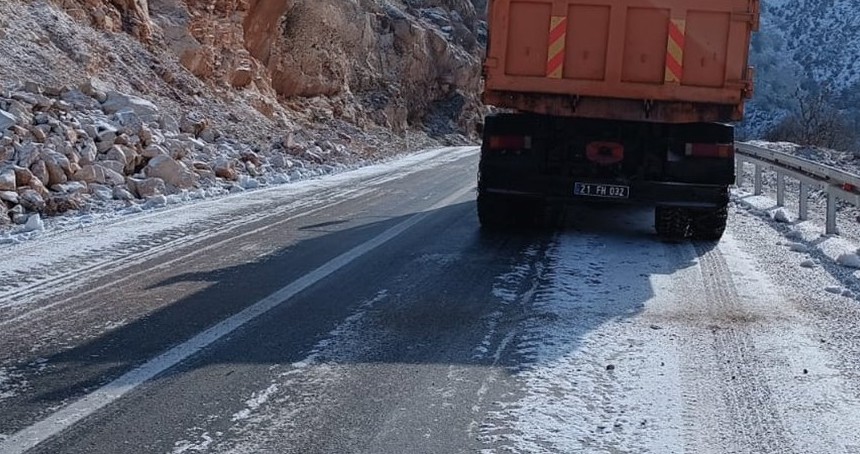 Siirt’te buzlanmaya karşı tuzlama çalışmaları aralıksız sürüyor