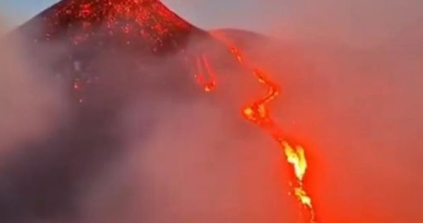 Etna Yanardağı'nda yeniden lav akışı