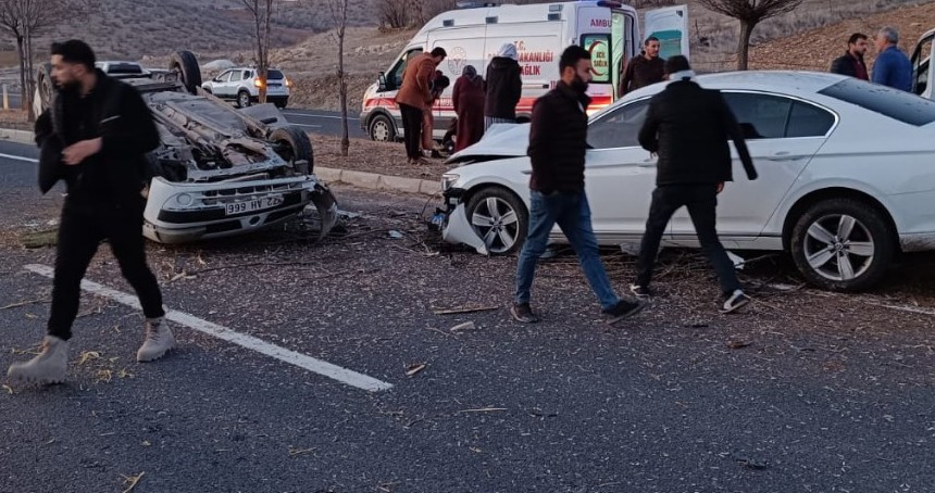 Mardin’de iki araç kafa kafaya çarpıştı: 7 yaralı 