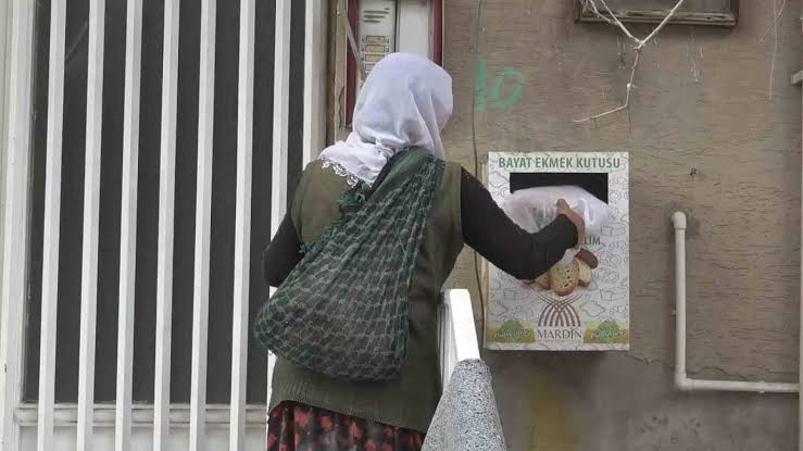 Mardin'de örnek uygulama: Bayat ekmek kutusuna bırakılan ekmekler sayesinde israfın önüne geçiliyor