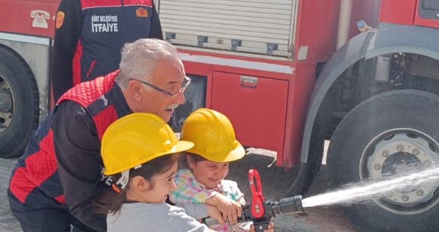 Anaokulunda gerçekleştirilen yangın tatbikatı öğrencilere hayat kurtarmayı öğretti