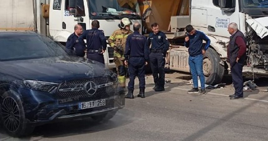 Bursa'da hafriyat kamyonu ile nakliye kamyonu çarpıştı: 1 yaralı