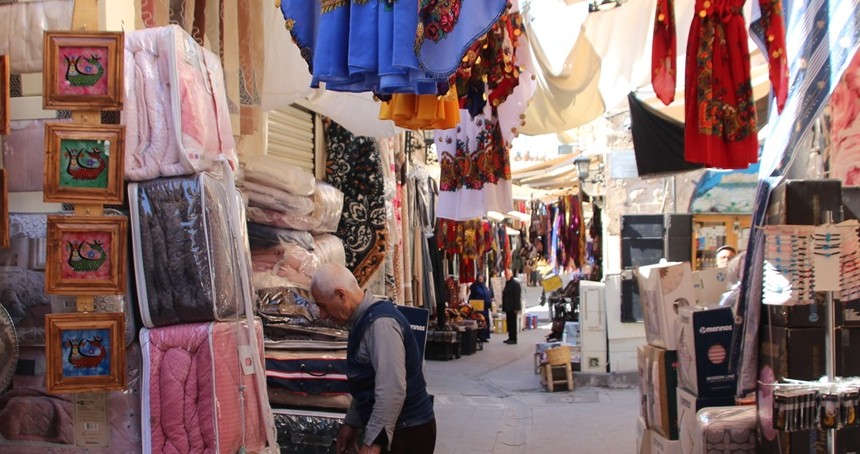 Mardin çarşı esnafı dükkânların önünde yakılan ateşten muzdarip